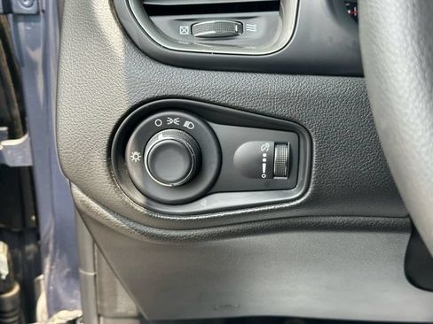 Used 2023 Jeep Renegade Latitude AWD/4WD image 20