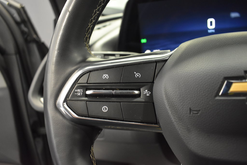 Used 2025 Chevrolet Traverse LT FWD image 32