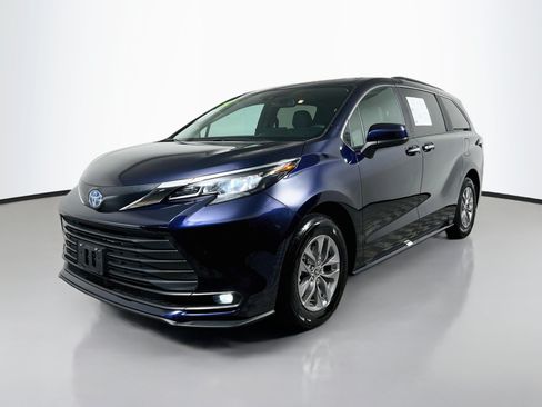 Used 2025 Toyota Sienna XLE FWD image 10