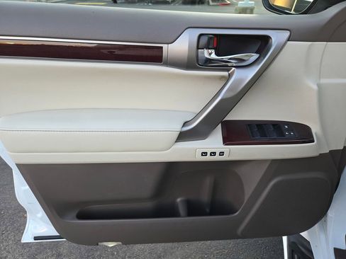 Used 2016 Lexus GX 460 Luxury w/ Preferred Accessory Package image 16