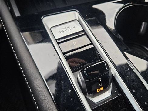 Used 2025 Volkswagen Atlas Cross Sport SEL R-Line image 23