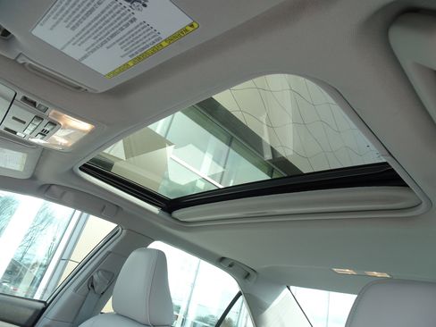 Used 2016 Toyota Camry XLE w/ Moonroof Package image 11