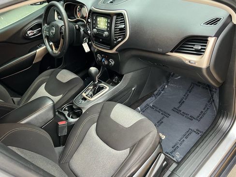 Used 2018 Jeep Cherokee Latitude image 19