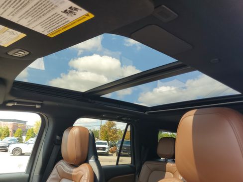 Used 2023 Lincoln Navigator L Reserve AWD/4WD image 11