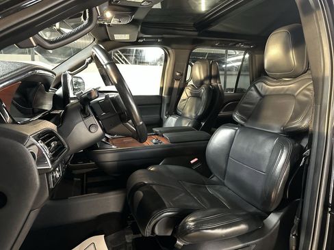 Used 2022 Lincoln Navigator Reserve image 11