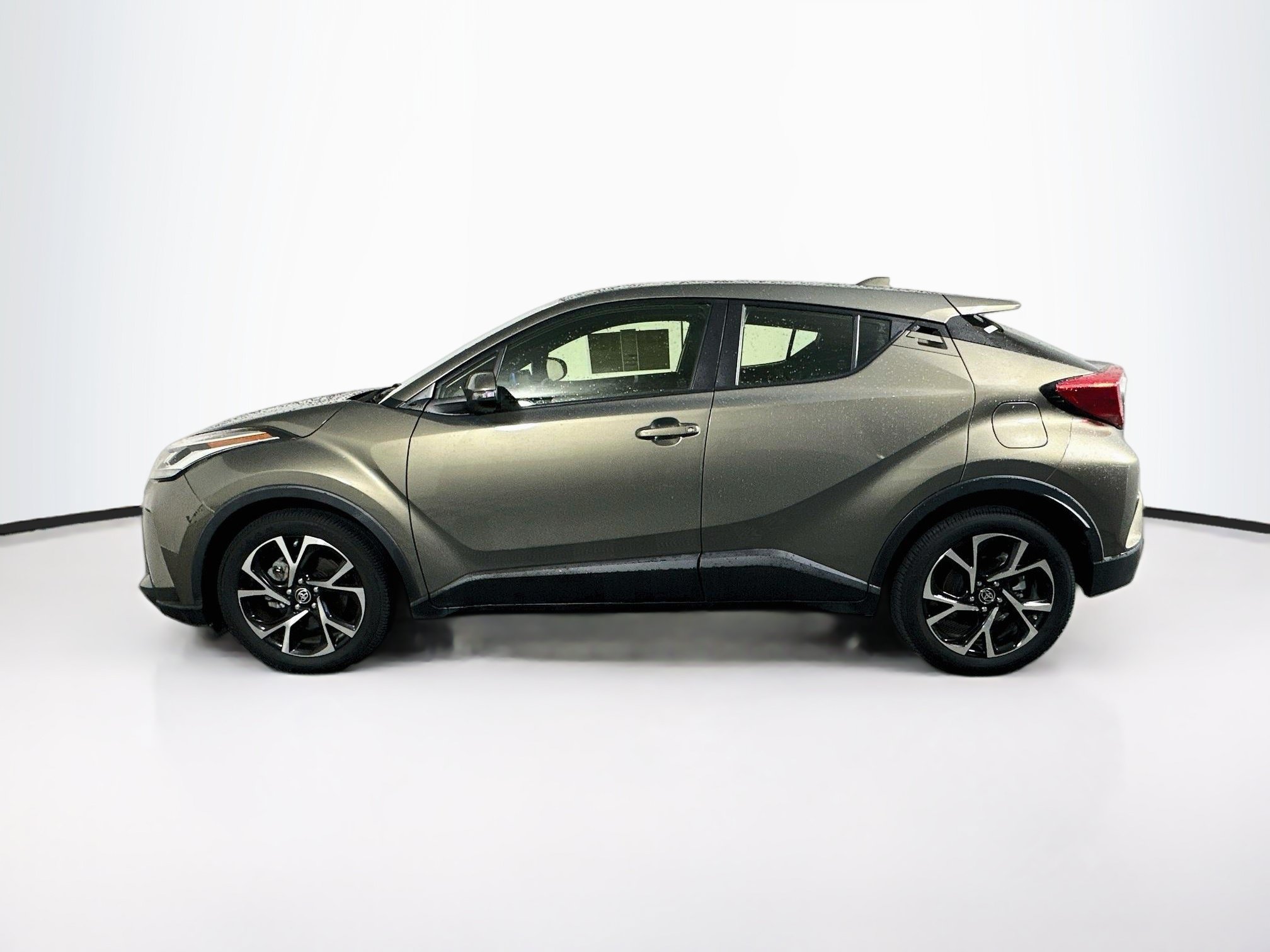 Used 2021 Toyota C-HR XLE FWD image 6