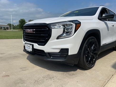 Used 2024 GMC Terrain SLE w/ Elevation Edition FWD image 14