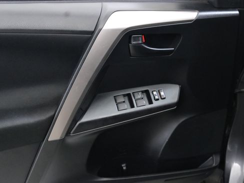 Used 2018 Toyota RAV4 LE image 19