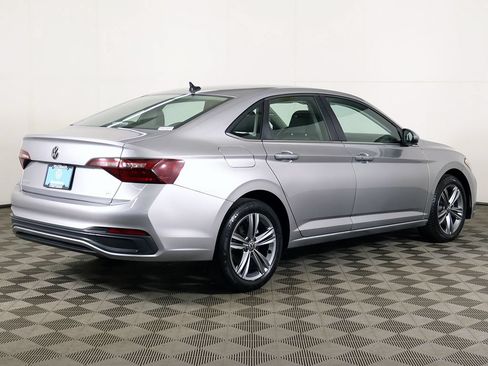 Used 2024 Volkswagen Jetta SE FWD image 9