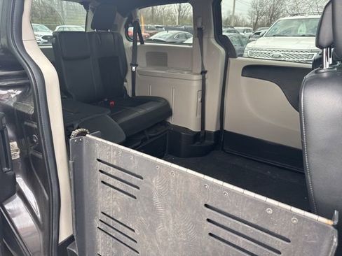 Used 2018 Dodge Grand Caravan SXT image 10