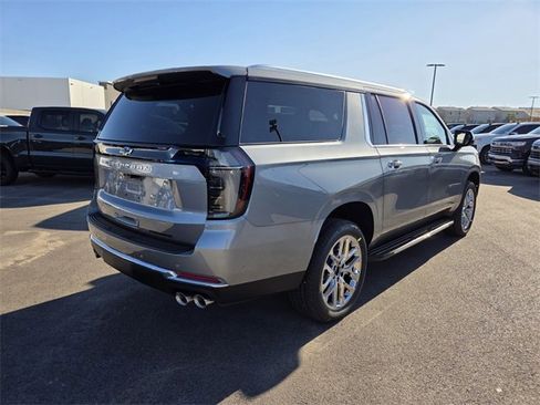 New 2026 Chevrolet Suburban Premier image 4