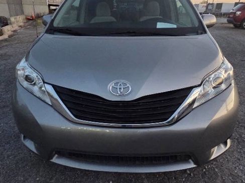Used 2014 Toyota Sienna LE FWD image 2