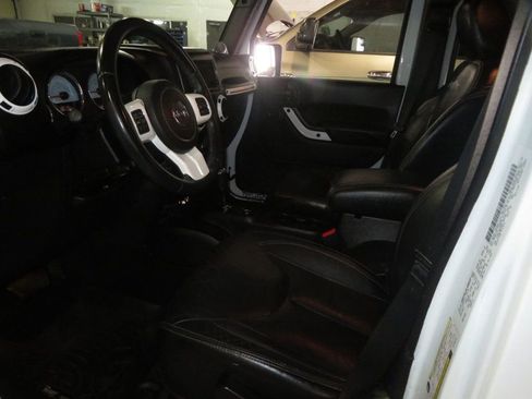 Used 2014 Jeep Wrangler Unlimited Sahara AWD/4WD image 17