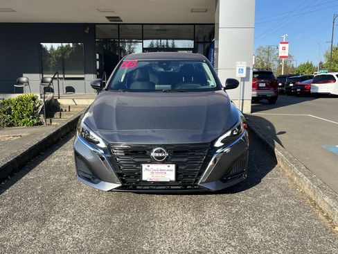 Used 2025 Nissan Altima 2.5 SV FWD image 2