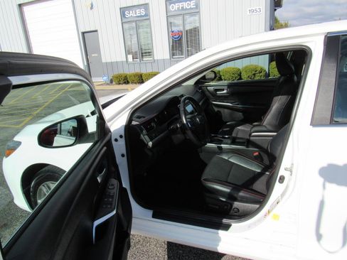 Used 2017 Toyota Camry SE w/ Moonroof Package image 12