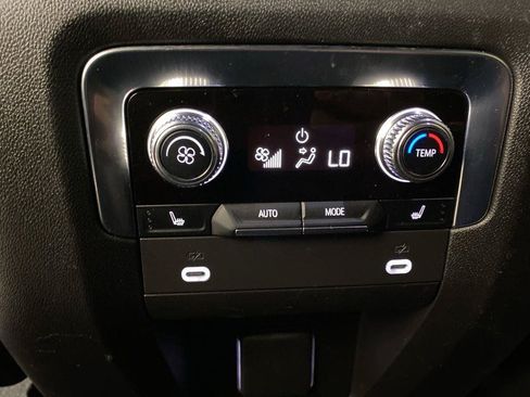 Used 2023 GMC Yukon XL AT4 w/ AT4 Premium Plus Package AWD/4WD image 19
