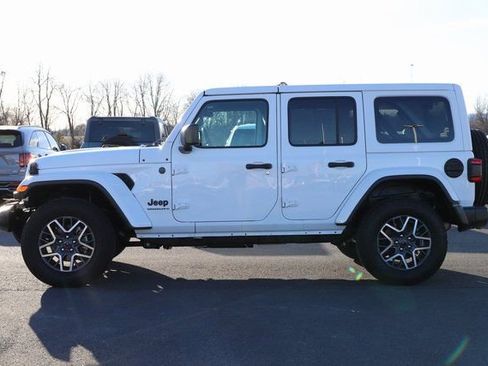 Used 2025 Jeep Wrangler Sahara image 4