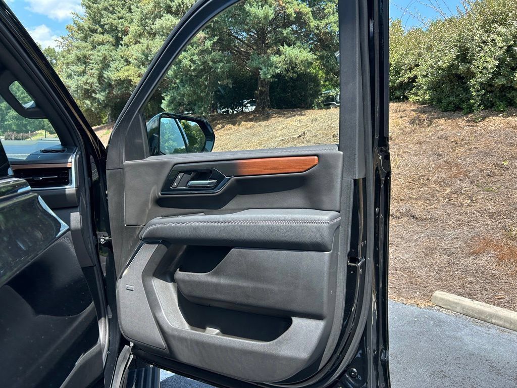 Used 2025 GMC Yukon Denali w/ Denali Reserve Package RWD image 69