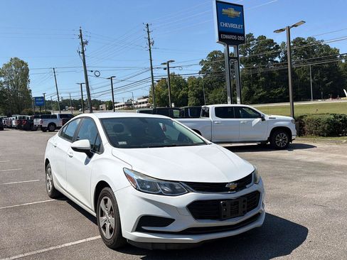 Used 2018 Chevrolet Cruze LS FWD image 1