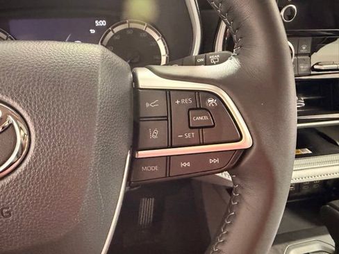 Used 2024 Toyota Highlander XLE AWD/4WD image 23
