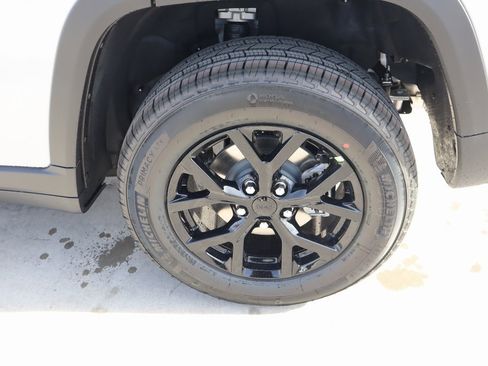 New 2025 Jeep Grand Cherokee Altitude image 18