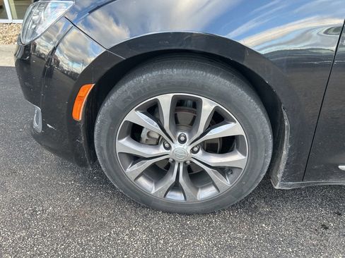 Used 2017 Chrysler Pacifica Limited image 3