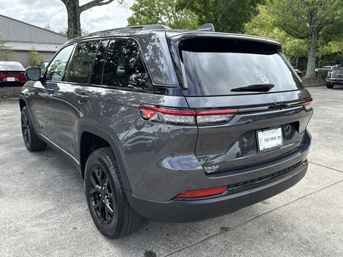 New 2025 Jeep Grand Cherokee Altitude image 5