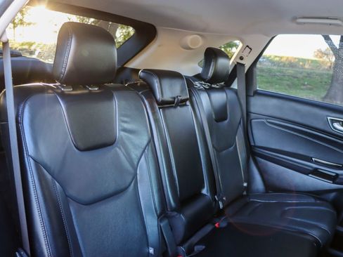 Used 2019 Ford Edge Titanium image 18