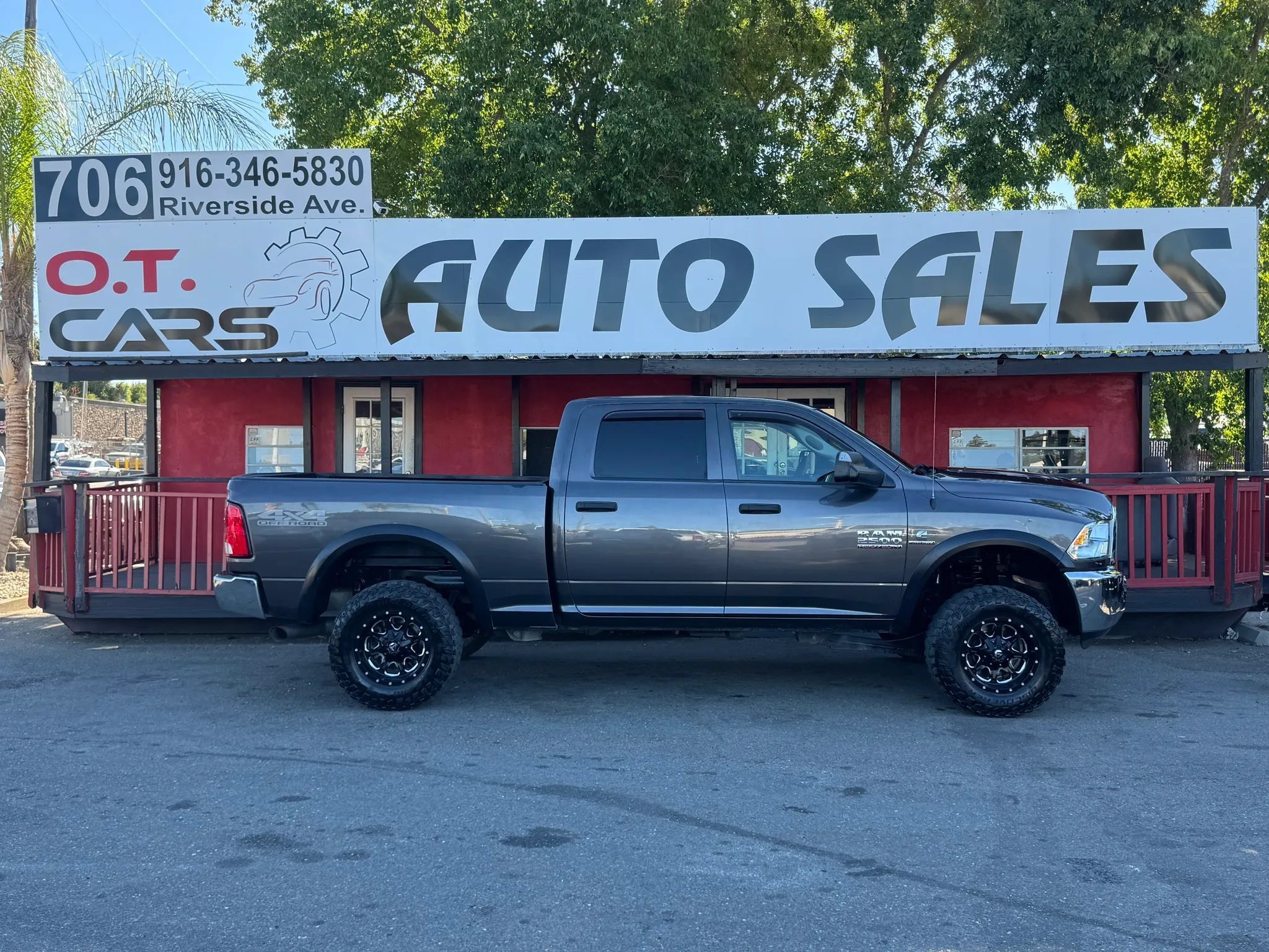 Used 2018 RAM 2500 Tradesman w/ Chrome Appearance Group AWD/4WD image 2