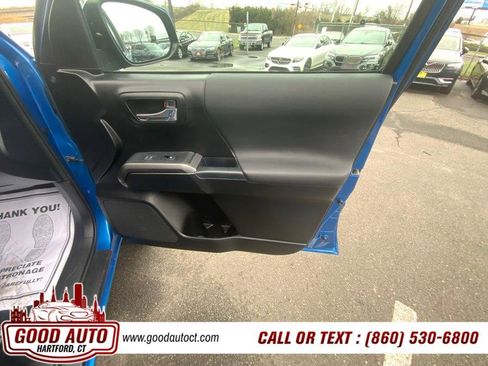 Used 2017 Toyota Tacoma TRD Sport AWD/4WD image 13