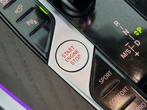 Used 2022 BMW X7 xDrive40i w/ Parking Assistance Package image 21