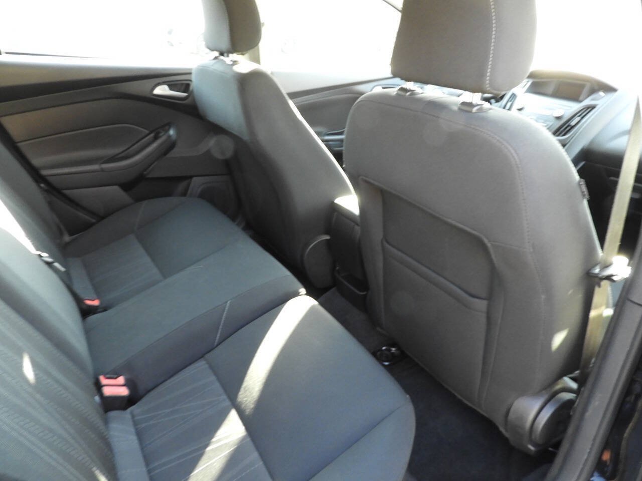Used 2018 Ford Focus SE w/ Cold Weather Package FWD image 26