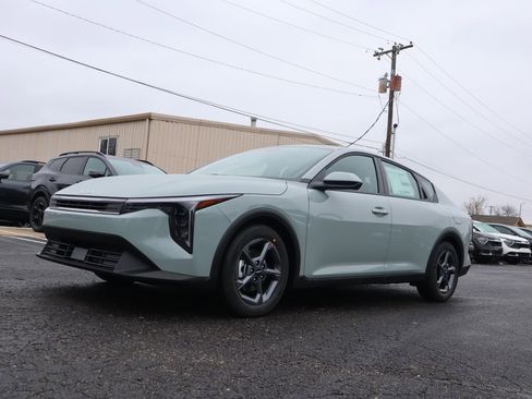 New 2025 Kia K4 LXS image 3