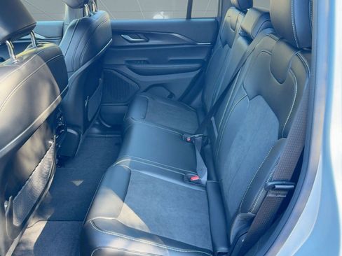 New 2025 Jeep Grand Cherokee Altitude image 14