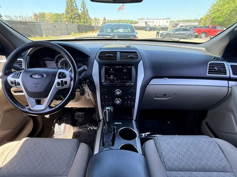 Used 2013 Ford Explorer XLT image 3