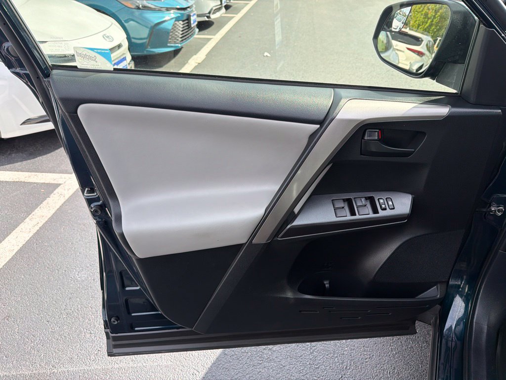 Used 2018 Toyota RAV4 LE AWD/4WD image 19