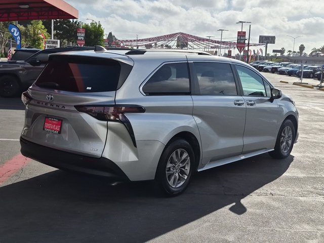 Used 2025 Toyota Sienna XLE FWD image 8