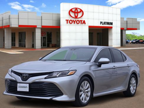 Used 2020 Toyota Camry LE image 2