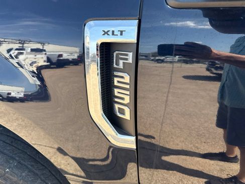 Used 2021 Ford F250 XLT w/ XLT Premium Package AWD/4WD image 13