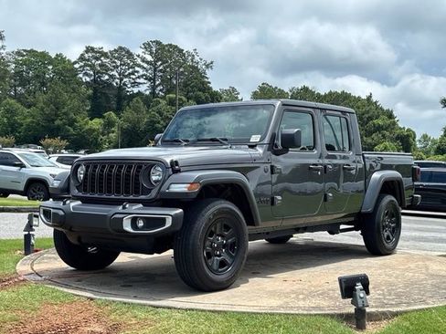 Used 2024 Jeep Gladiator Sport AWD/4WD image 3