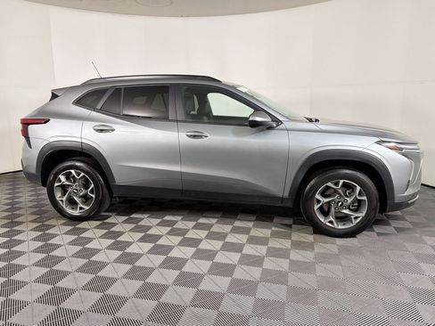 Used 2025 Chevrolet Trax LT image 7