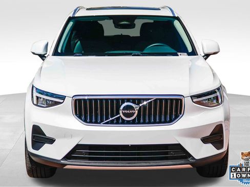 Used 2025 Volvo XC40 B5 Core AWD/4WD image 2