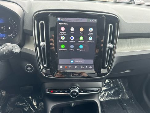 Used 2025 Volvo XC40 B5 Plus image 18