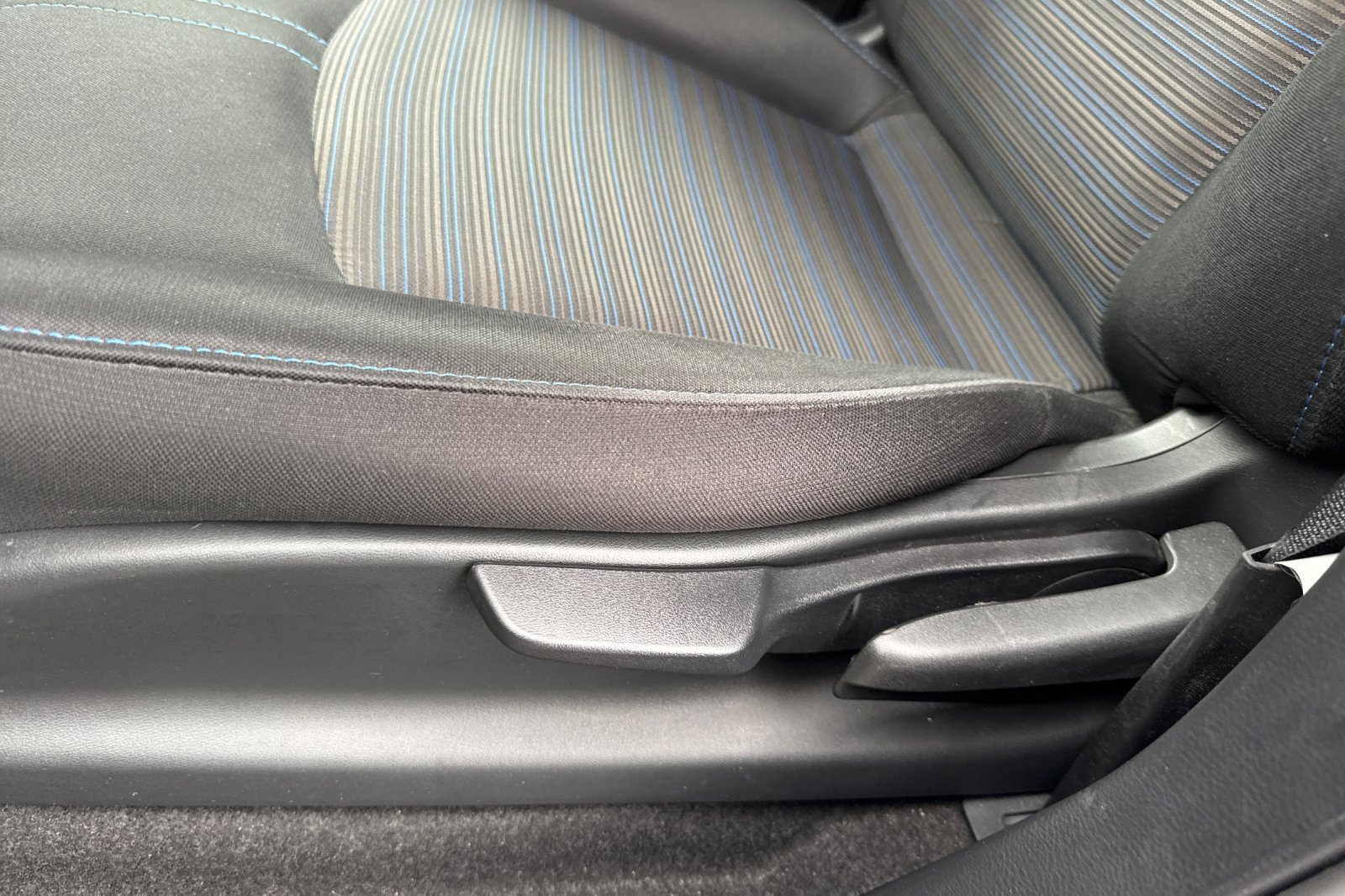 Used 2025 Nissan Leaf S FWD image 14