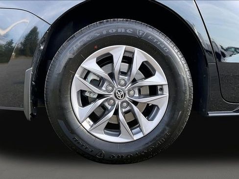 Used 2025 Toyota Sienna XLE image 23