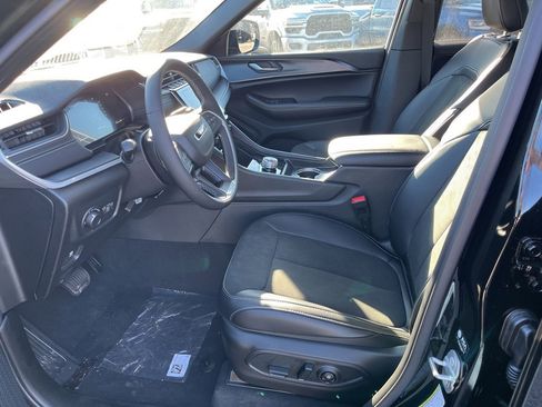 New 2025 Jeep Grand Cherokee Altitude image 19