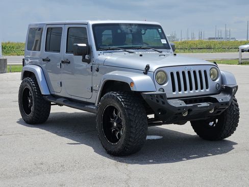 Used 2016 Jeep Wrangler Unlimited Sahara w/ Max Tow Package AWD/4WD image 3
