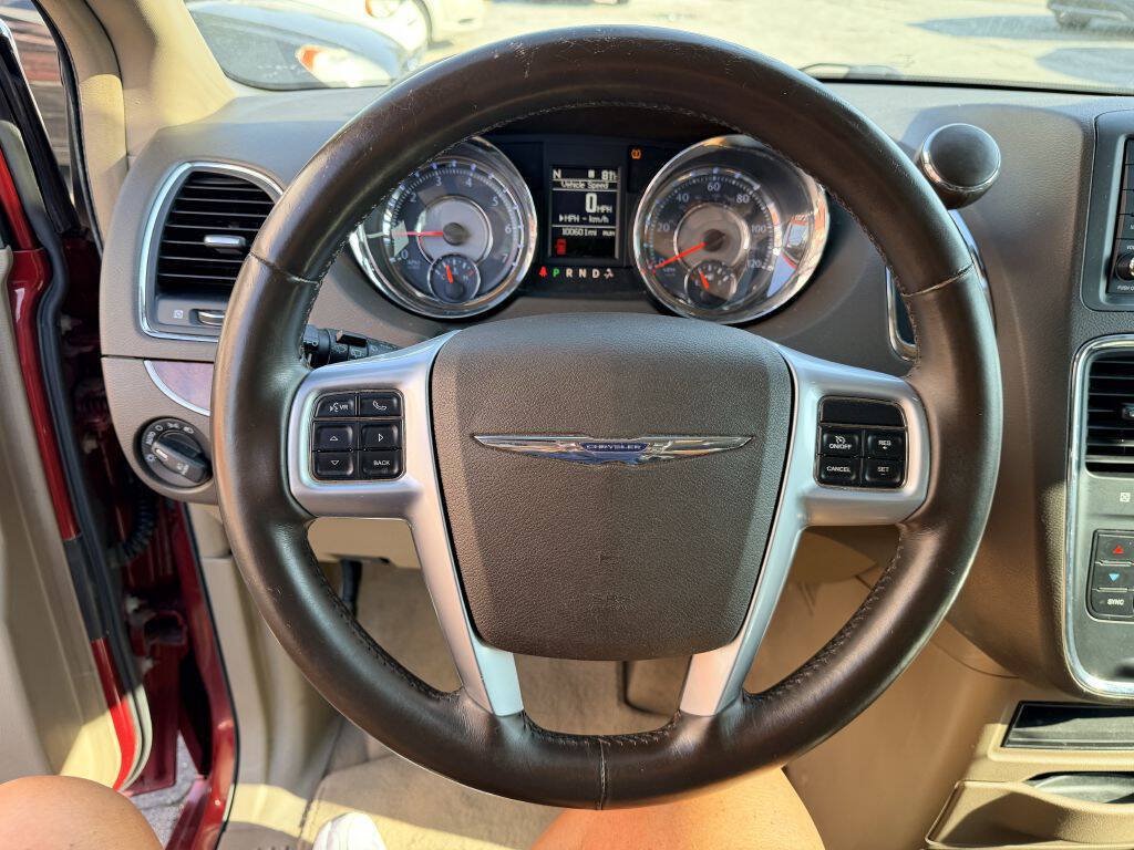 Used 2013 Chrysler Town & Country Touring-L w/ Driver Convenience Group FWD image 13