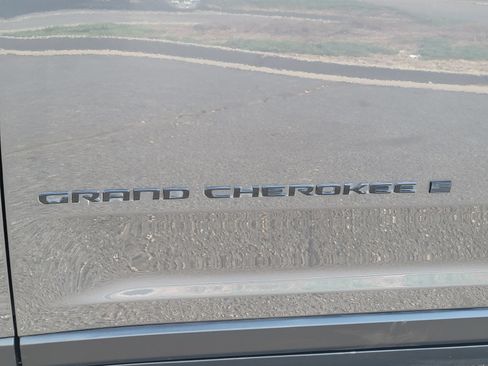 Used 2025 Jeep Grand Cherokee Altitude AWD/4WD image 13