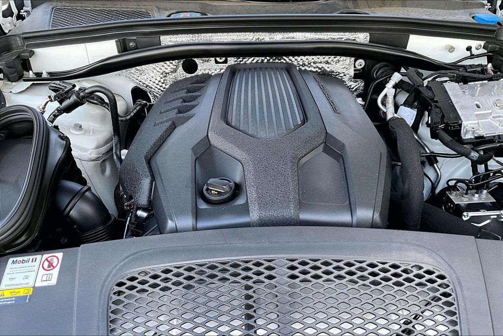 Used 2024 Porsche Macan AWD/4WD image 10